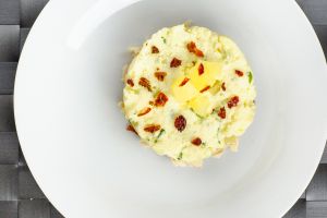 Салат из курицы с ананасом 200г