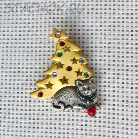 Брошь "Кот у Новогодней елочки" цвет серебра и золота