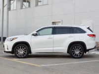 Пороги труба 75х42 овал с проступью TOYOTA HIGHLANDER 2017