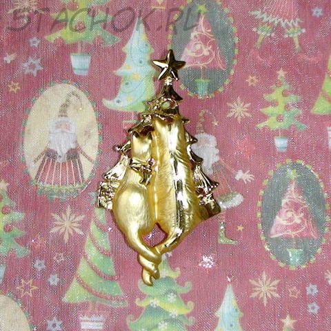 Брошь "Коты у новогодней елки" цвет золота