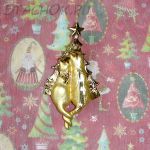 Брошь "Коты у новогодней елки" цвет золота