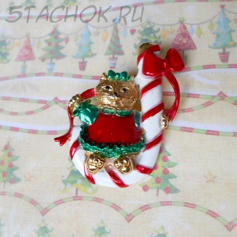 Брошь "Киска и новогодняя конфетка" (AJC США)