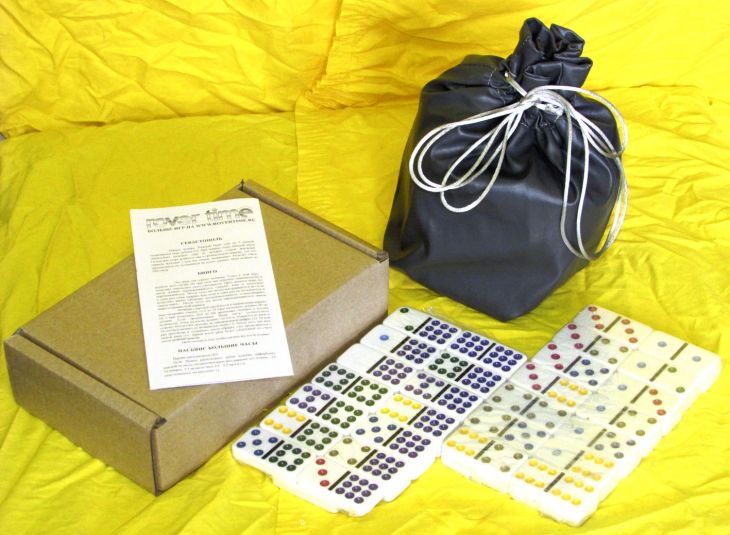 Домино профессиональное D9 с цветными точками в сером мешочке из кожзаменителя