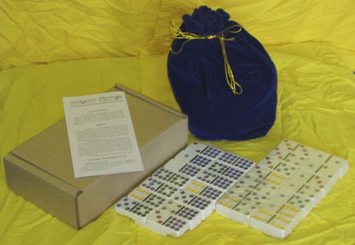 Домино профессиональное D9 с цветными точками в синем бархатном мешочке