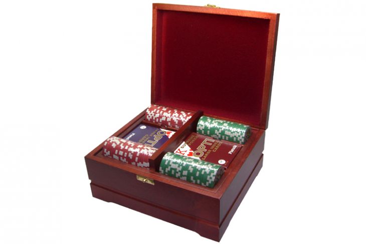 Набор покерный: 250 фишек и две колоды карт