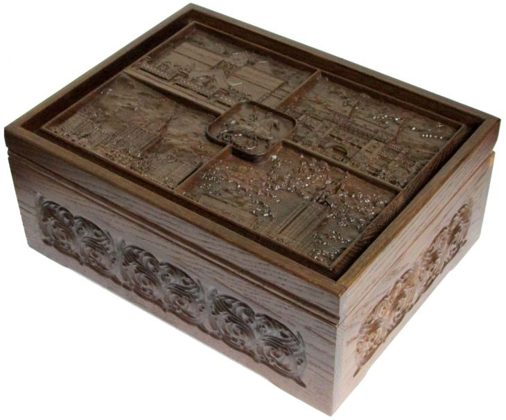 Набор покерный: 500 фишек, две колоды карт и кости в резном ларце из массива мореного дуба