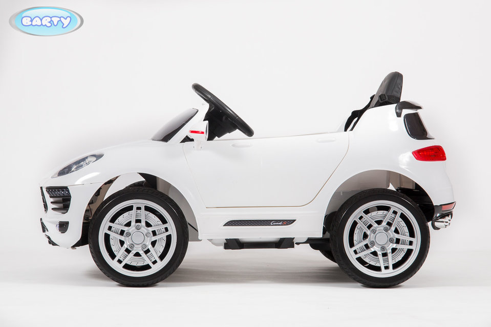 238.Porsche Macan white