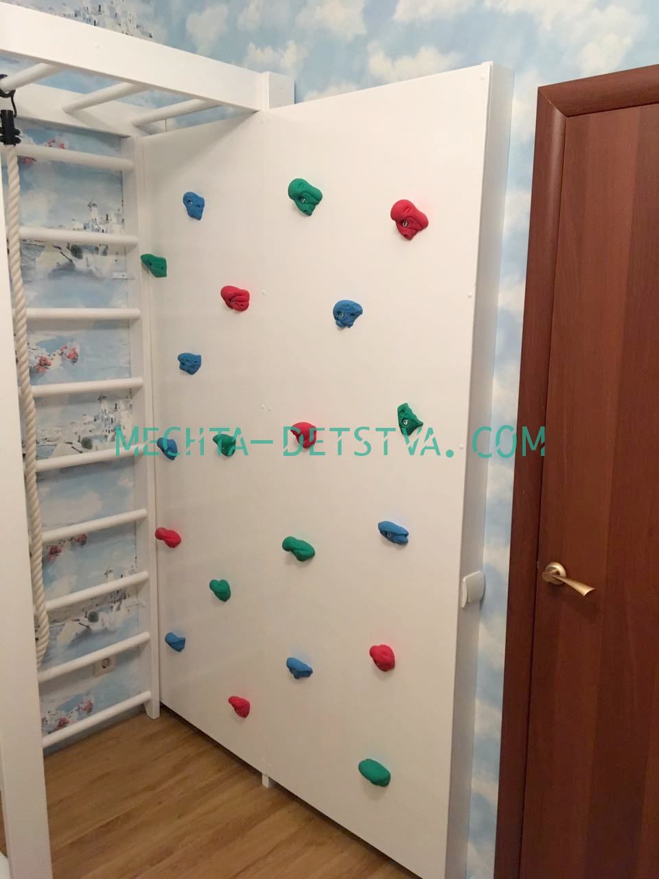 Скалодром с каменными зацепами
