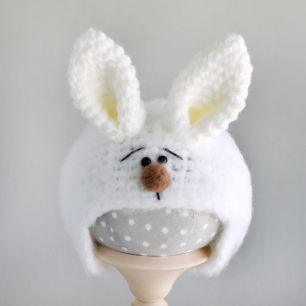 Вязаная шапочка для куклы Зайка белый пушистый