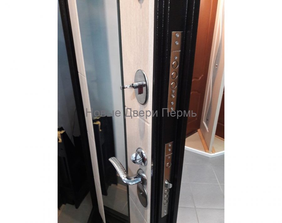 "МОНОЛИТ-ЗЕРКАЛО" , Меланж светлый. Входная дверь с повышенной шумоизоляцией.