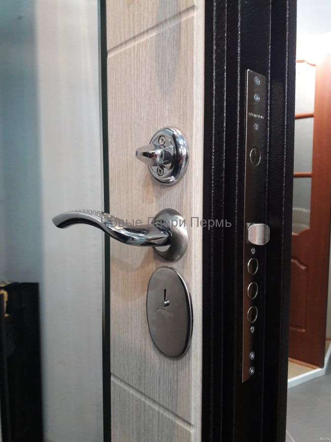 "МОНОЛИТ-ЗЕРКАЛО" , Меланж светлый. Входная дверь с повышенной шумоизоляцией.