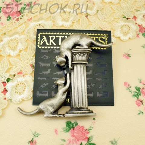 Брошь "Две Кошечки у пьедестала" цвет олова (JJ США)