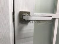 ручка на двери с белой вставкой