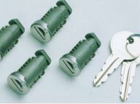 Набор личинок с ключами багажной системы LUX (4 шт.)