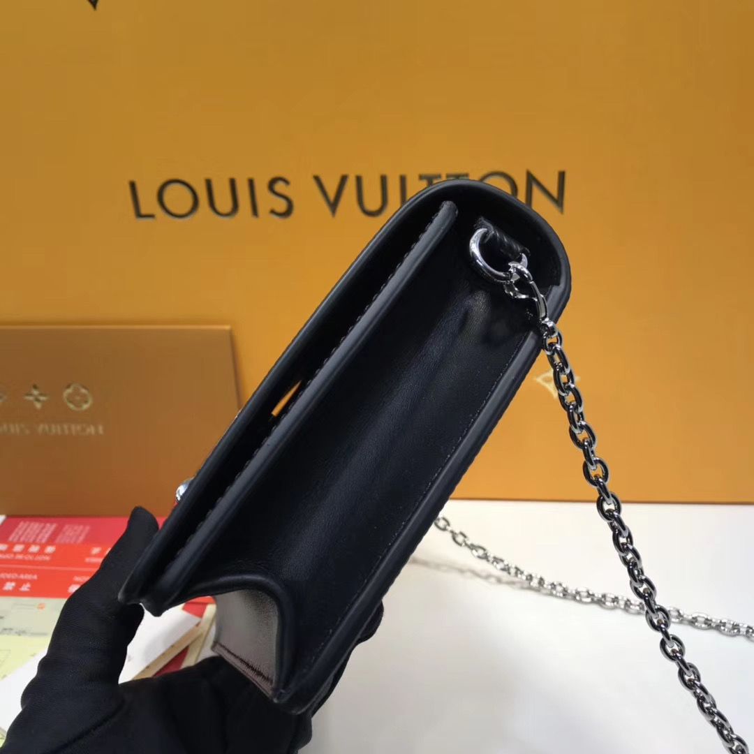 Клатч Louis Vuitton Twist Belt