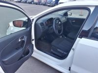 Volkswagen Polo 2019 г. белого цвета - вид из открытой двери водителя.