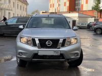 Nissan Terrano 2019 (серебристый) - вид спереди.
