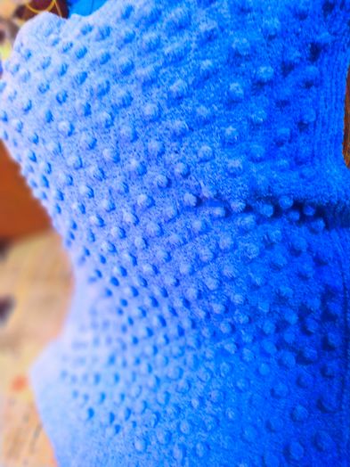 Голубой  плед с шишечками из плюшевой пряжи.