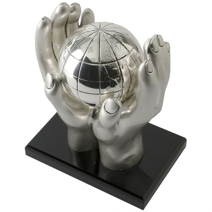 Статуэтка "Весь мир в руках" (Италия)