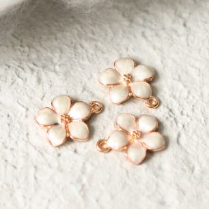 Кукольный аксессуар Подвеска Цветок белый