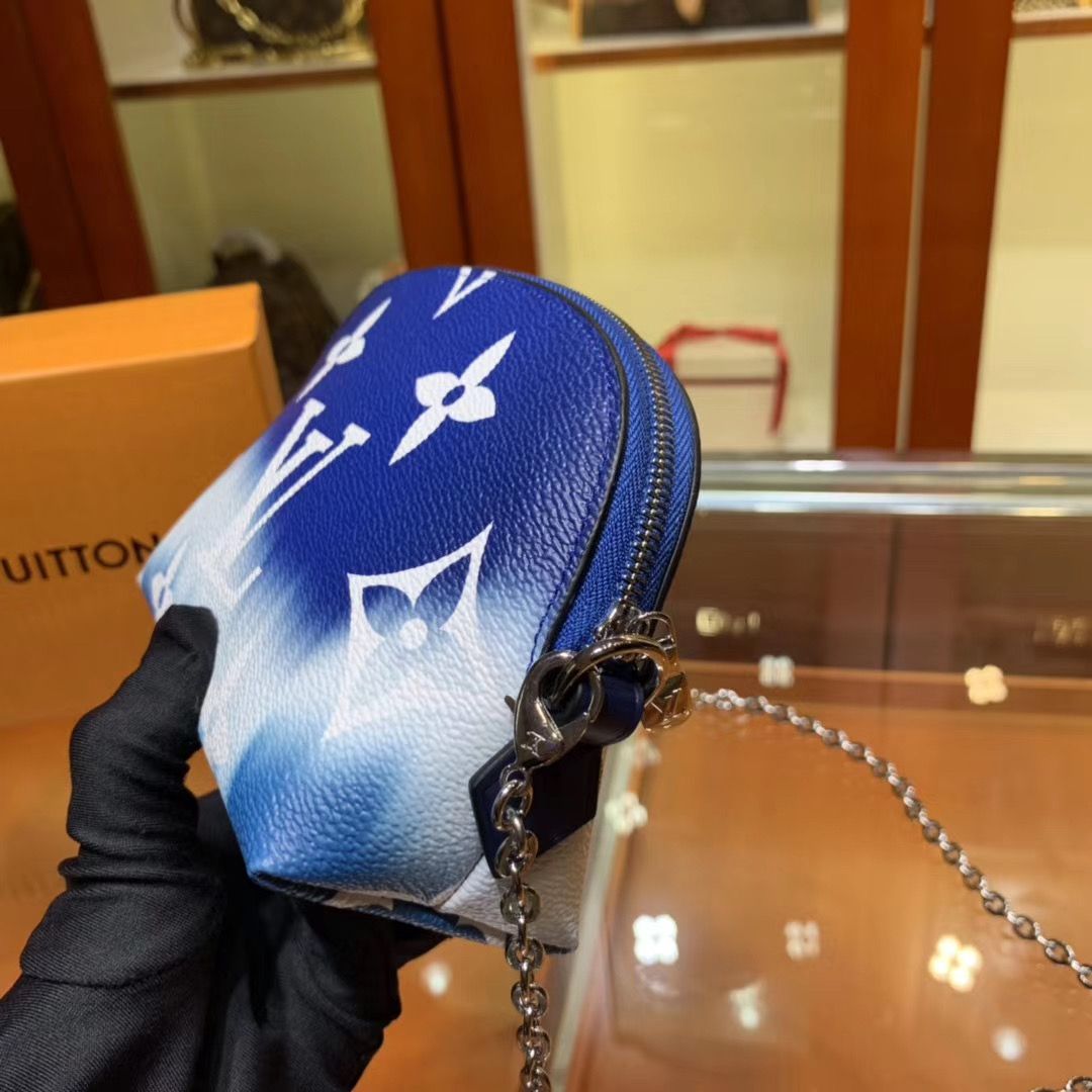 Косметичка Louis Vuitton на цепочке