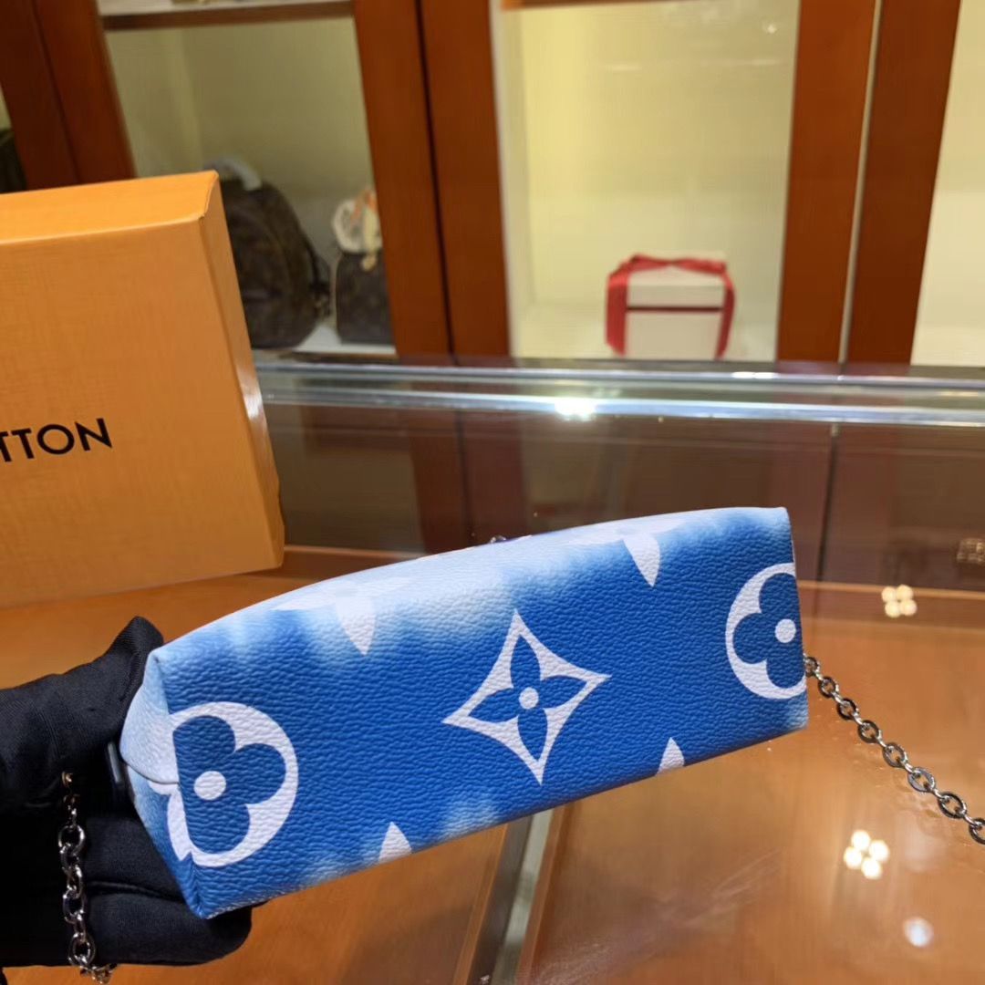 Косметичка Louis Vuitton на цепочке