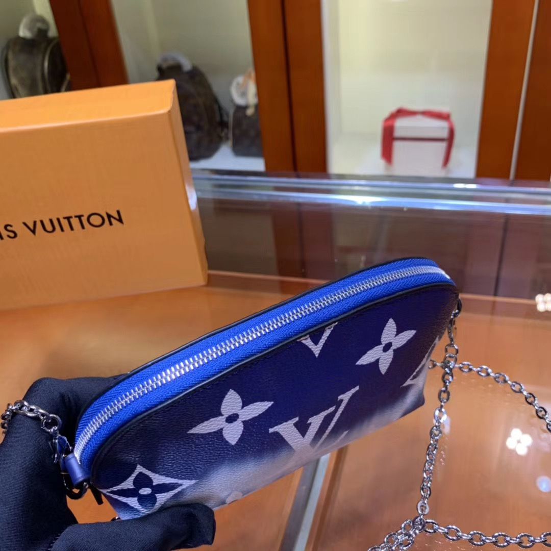 Косметичка Louis Vuitton на цепочке