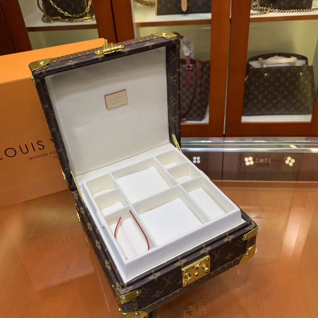 Винтажный сундучок Louis Vuitton  для хранения украшений