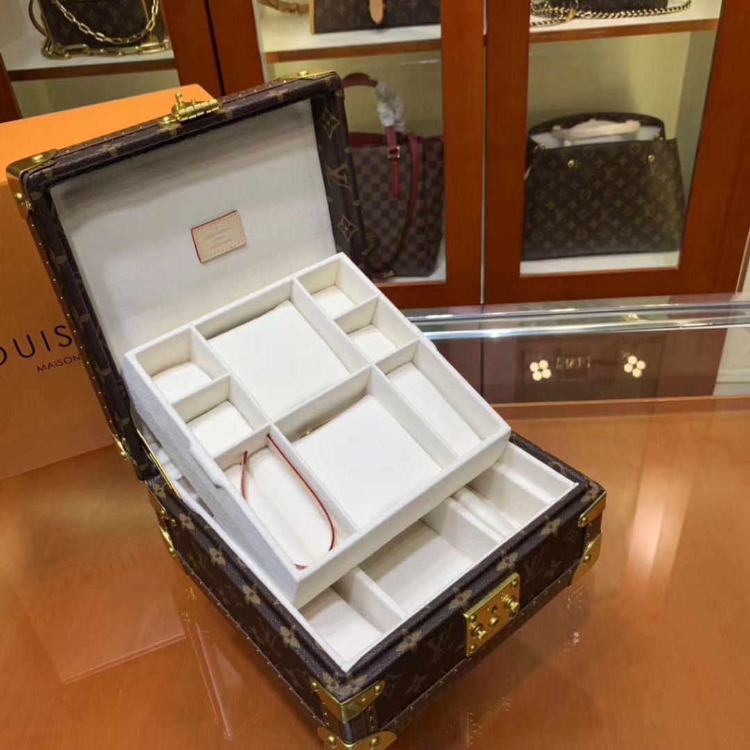 Винтажный сундучок Louis Vuitton  для хранения украшений