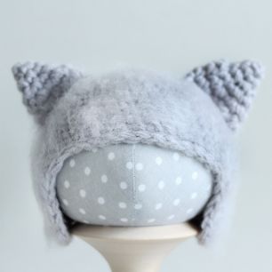 Вязаная шапочка Кошечка пушистая серая