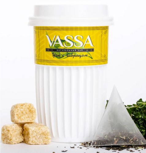 Натуральный черный чай с чабрецом в стакане