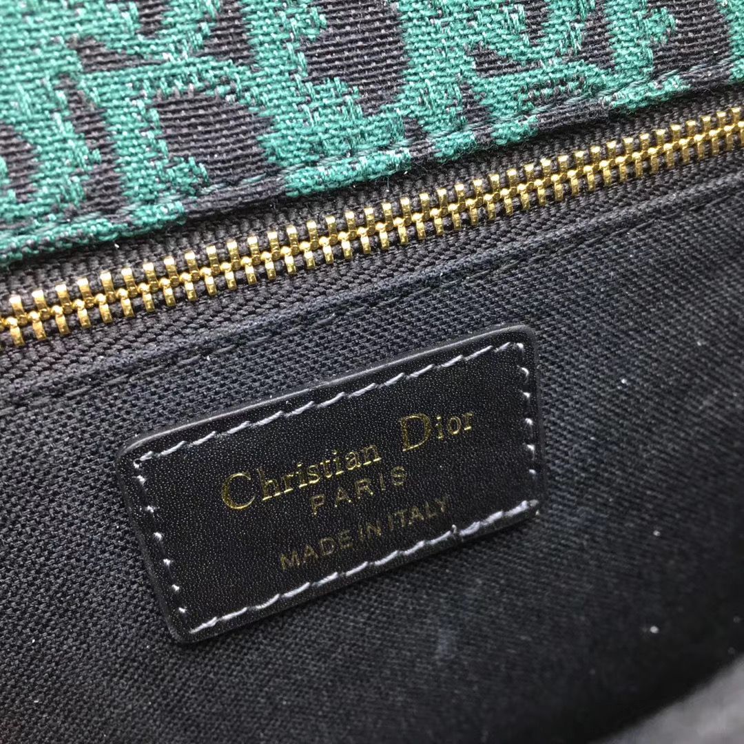 Dior Montaigne30 24 cm