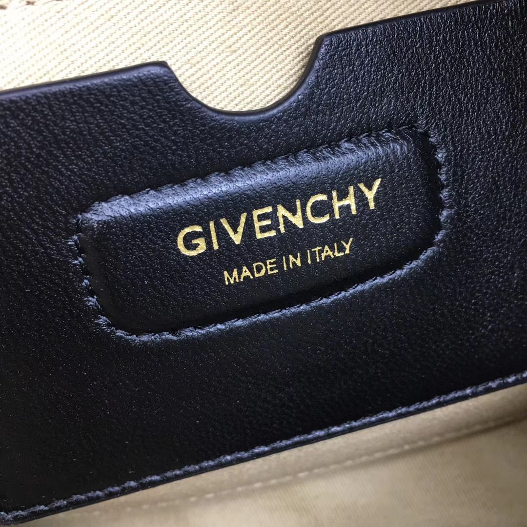 Givenchy ID 26 cm