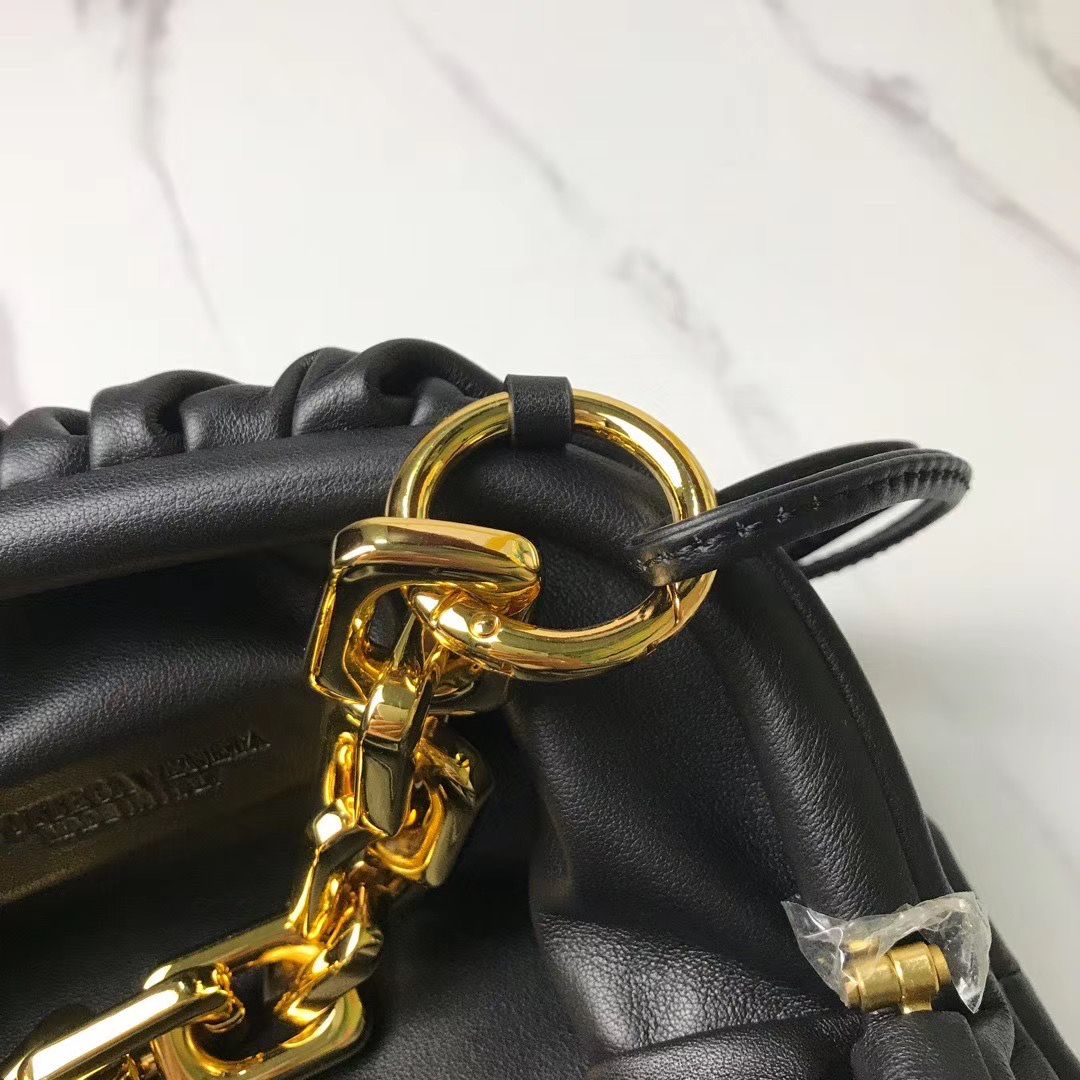 Bottega Veneta The Chain Pouch 22 cm