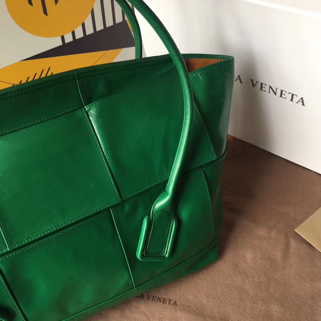 Bottega Veneta Arco 56 cm