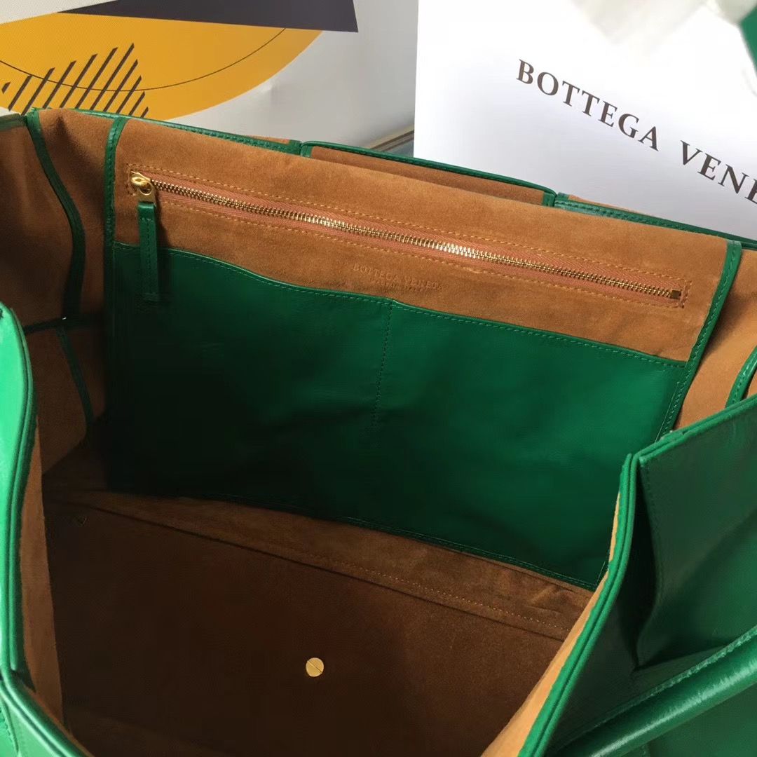 Bottega Veneta Arco 56 cm