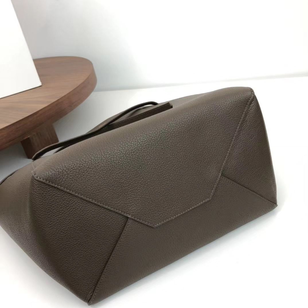 Celine Cabas Phantom 27 cm