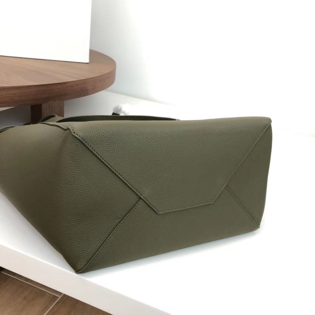 Celine Cabas Phantom 27 cm