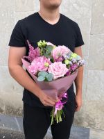 Розовые розы и пион