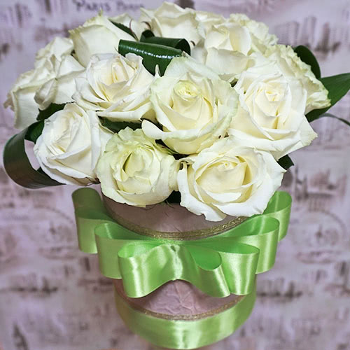 Белые розы в коробке