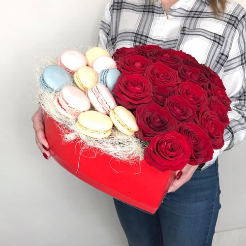 Композиция : макаруны + роза