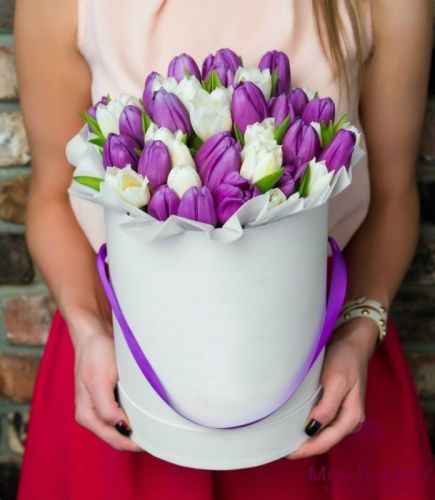 25 тюльпанов в шляпной коробке