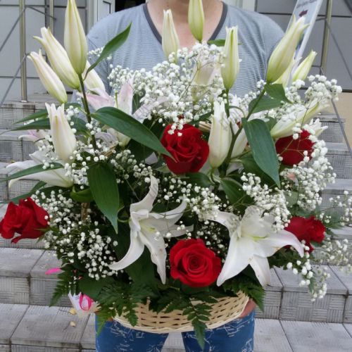 Корзина из лилий и роз