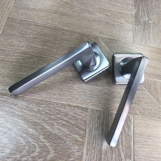 Дверная ручка Pasini  на квадратной розетке 3731 Trend