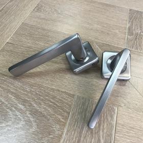 Дверная ручка Pasini  на квадратной розетке 3731 Trend