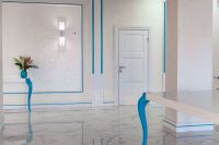 Консоль слева, стол справа