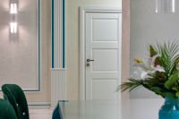 Рейка. Видна в молдингах и плинтусах