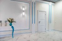 Рейка. Видна в молдингах, плинтусах и карнизах.