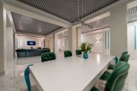 Стол гармонично сочетается мс интерьером того же стиля.