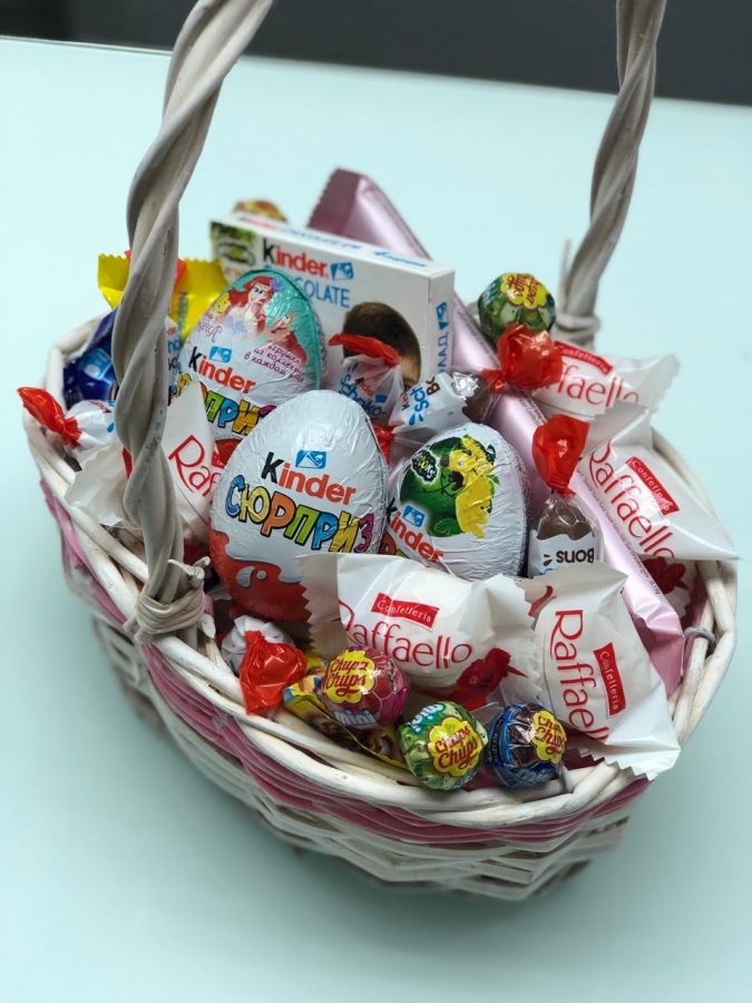 Корзиночка со сладостями микс